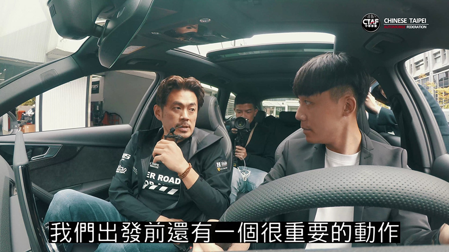004中華車會安駕影片，利曼賽車手陳漢承（左）於車內講解各種路況應變方式.jpg